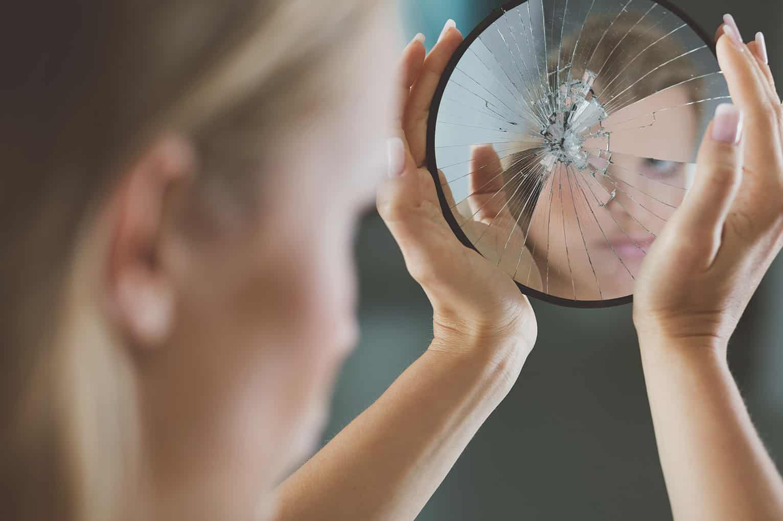 Δεισιδαιμονία -Το σπάσιμο καθρέφτη θεωρείται γρουσουζιά - κακός οιωνός