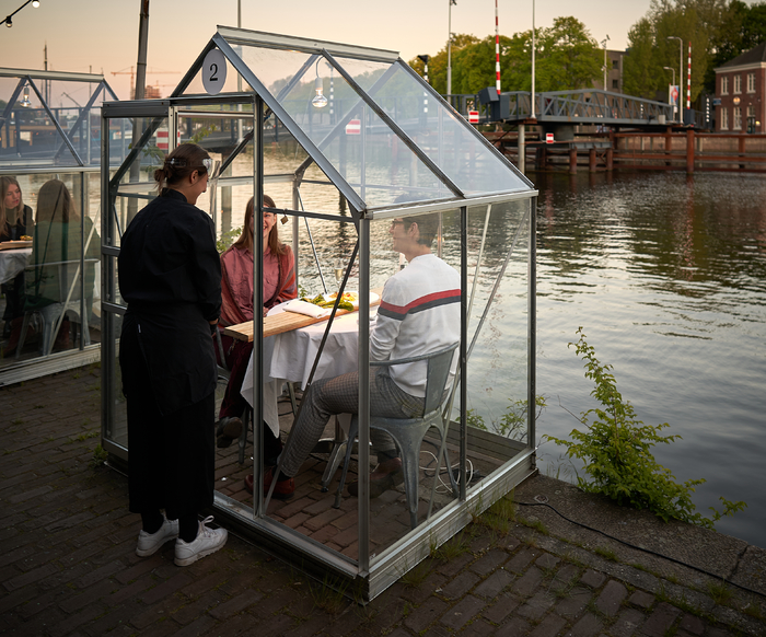 Vegan εστιατόριο στο Άμστερνταμ φιλοξενεί τους πελάτες σε μικρά θερμοκήπια
